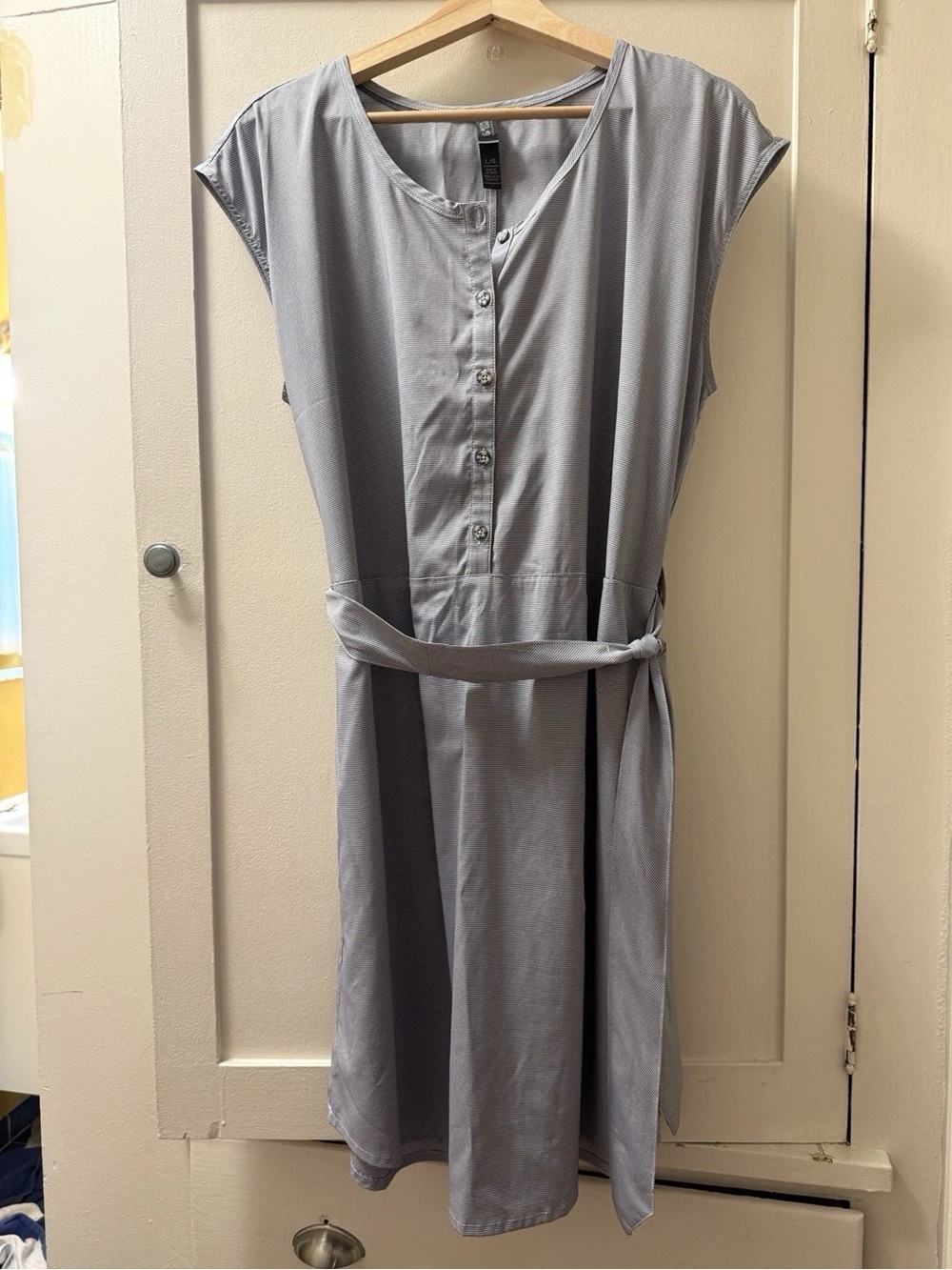Mountain Hardwear Light Gray Cap-Sleeve Button-Front Midi Dress with Tie Belt